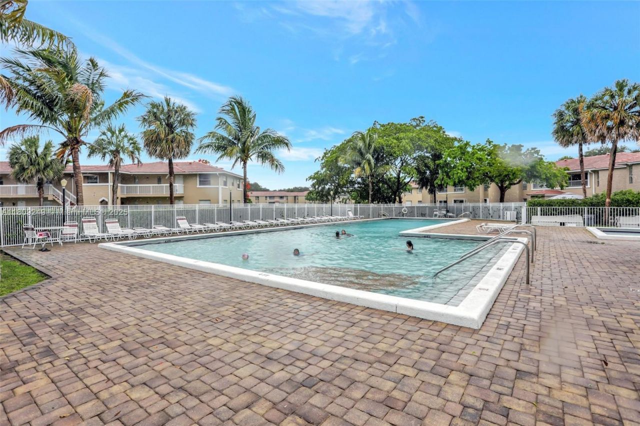 826 Twin Lakes Dr, Unit 18-D, Coral Springs, FL 33071 Photo