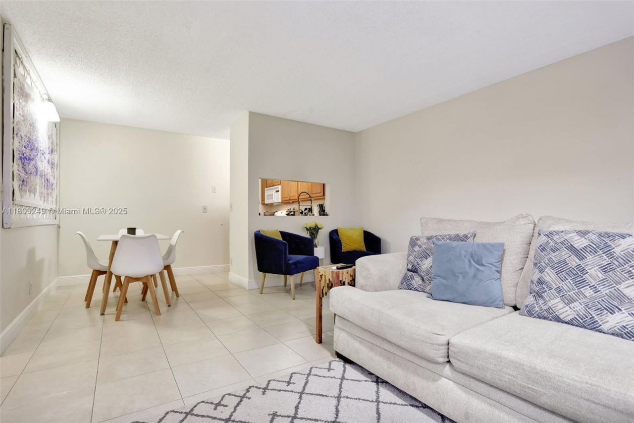 826 Twin Lakes Dr, Unit 18-D, Coral Springs, FL 33071 Photo