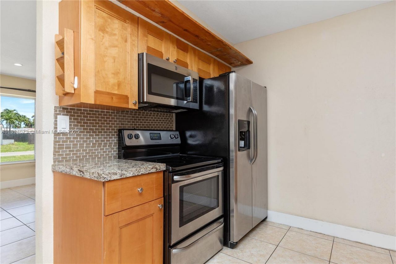 918 NE 6th St, Hallandale Beach, FL 33009 Photo