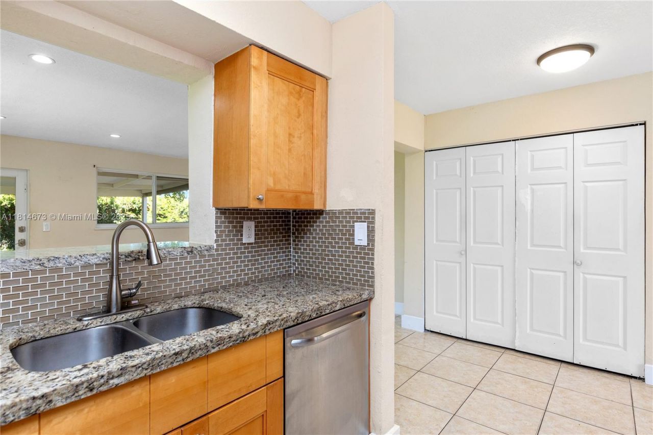 918 NE 6th St, Hallandale Beach, FL 33009 Photo