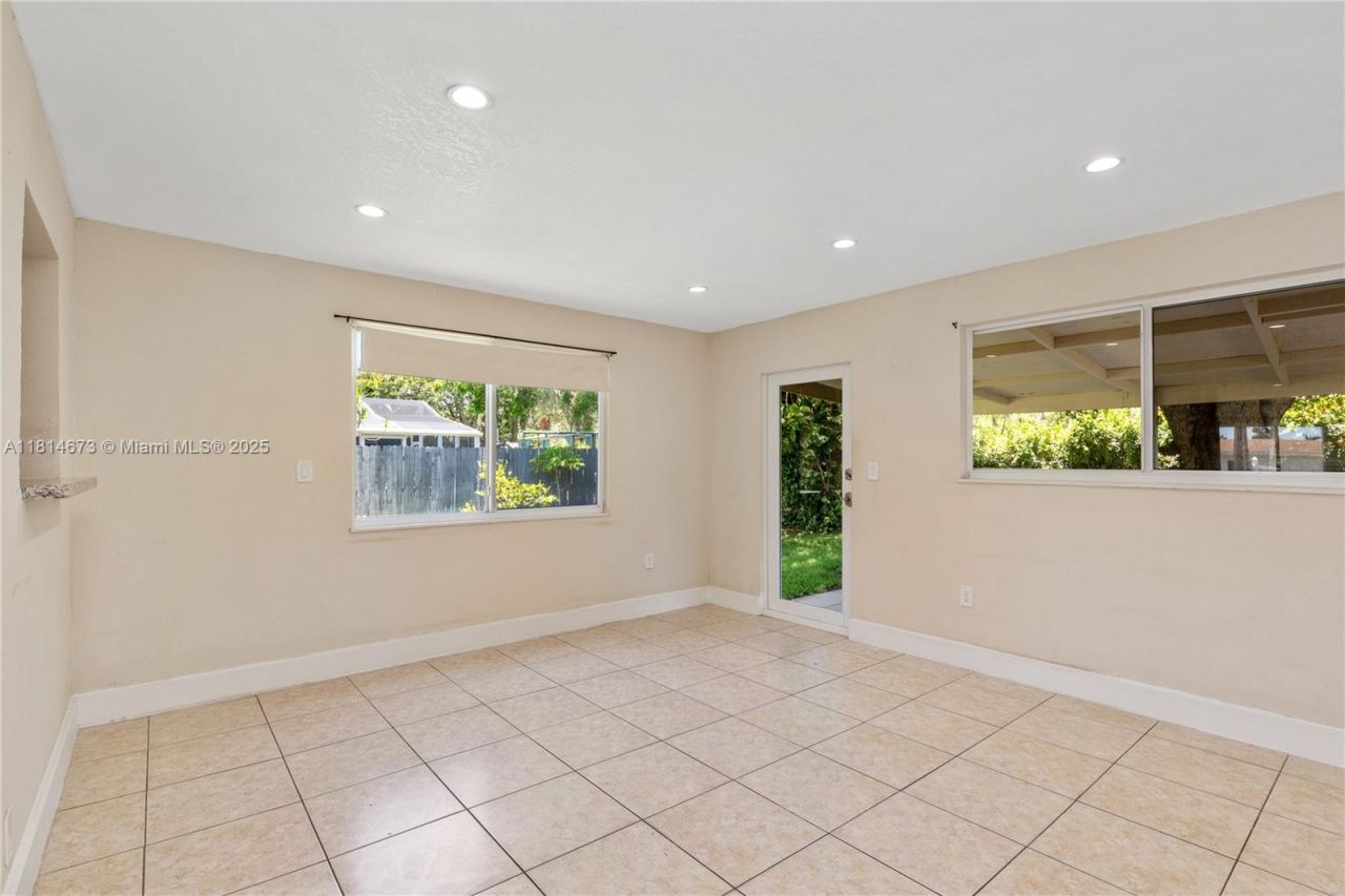 918 NE 6th St, Hallandale Beach, FL 33009 Photo