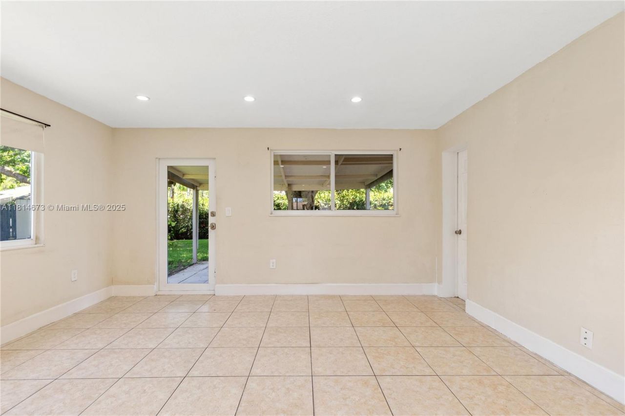 918 NE 6th St, Hallandale Beach, FL 33009 Photo