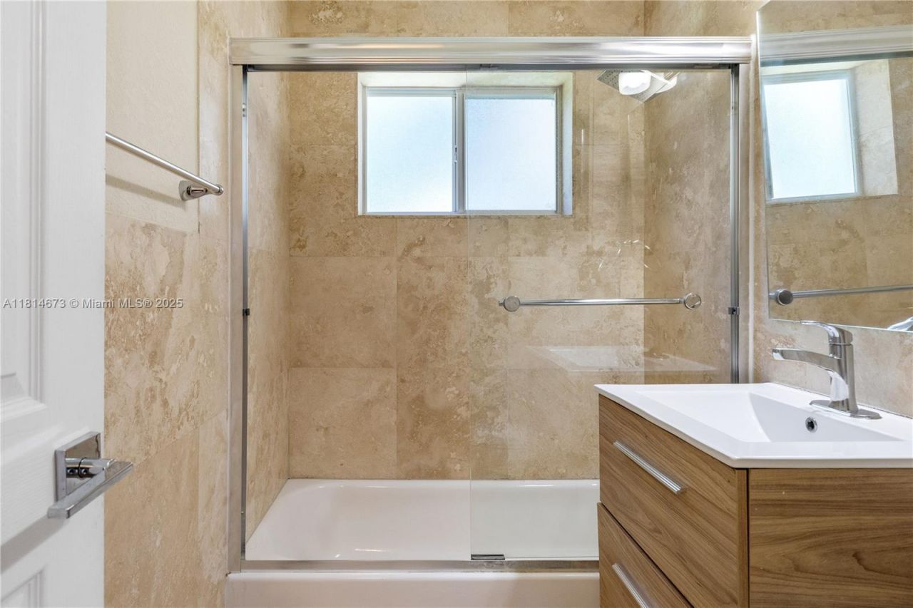 918 NE 6th St, Hallandale Beach, FL 33009 Photo