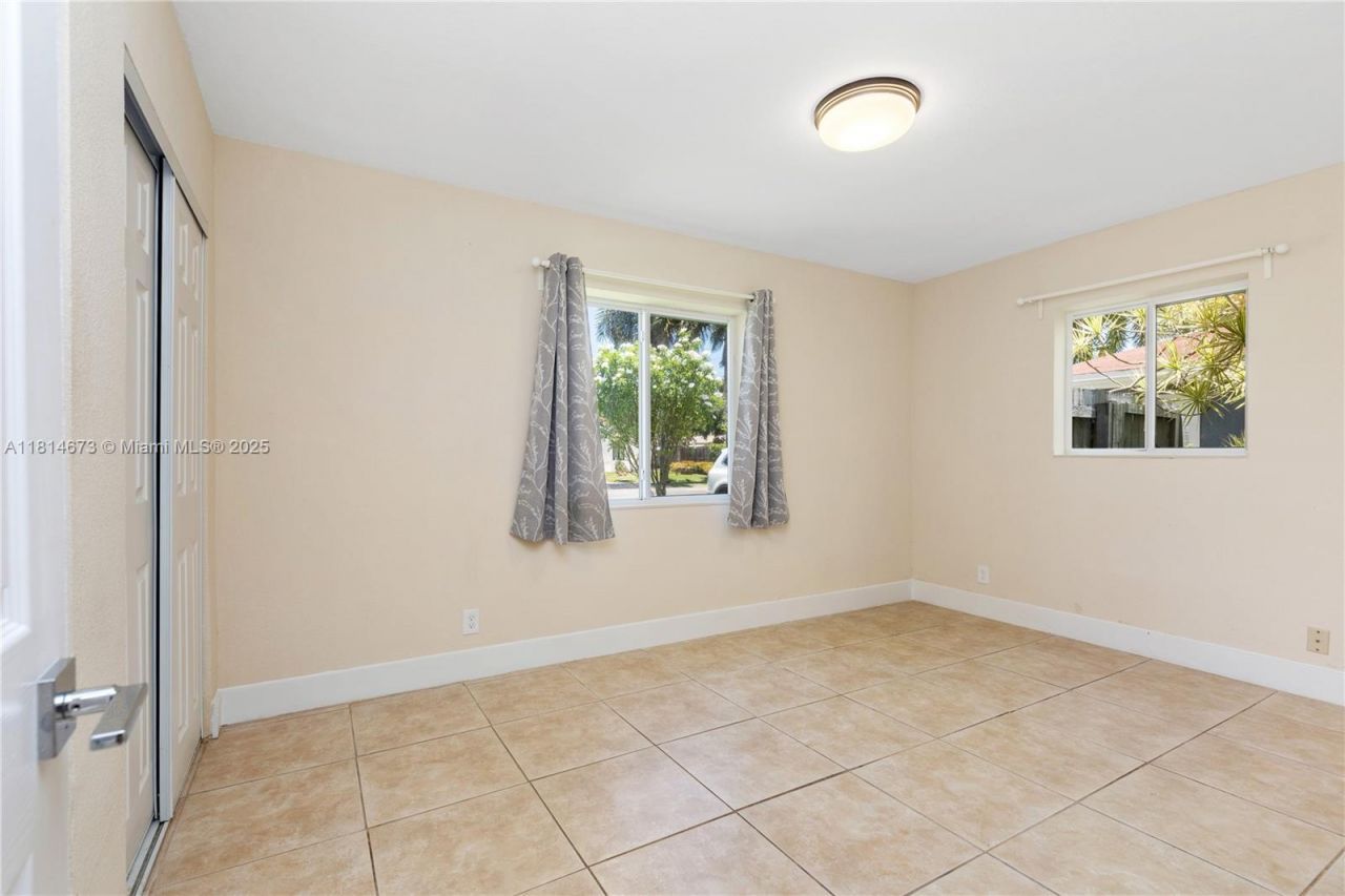 918 NE 6th St, Hallandale Beach, FL 33009 Photo