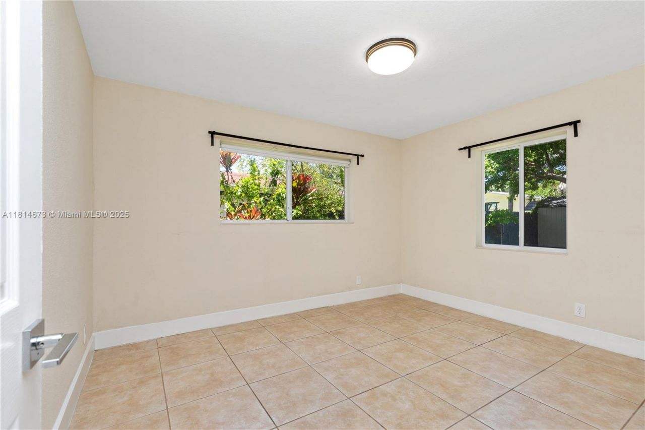 918 NE 6th St, Hallandale Beach, FL 33009 Photo