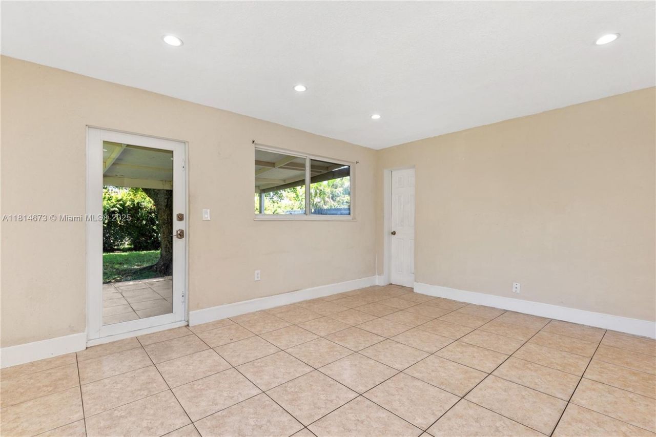 918 NE 6th St, Hallandale Beach, FL 33009 Photo