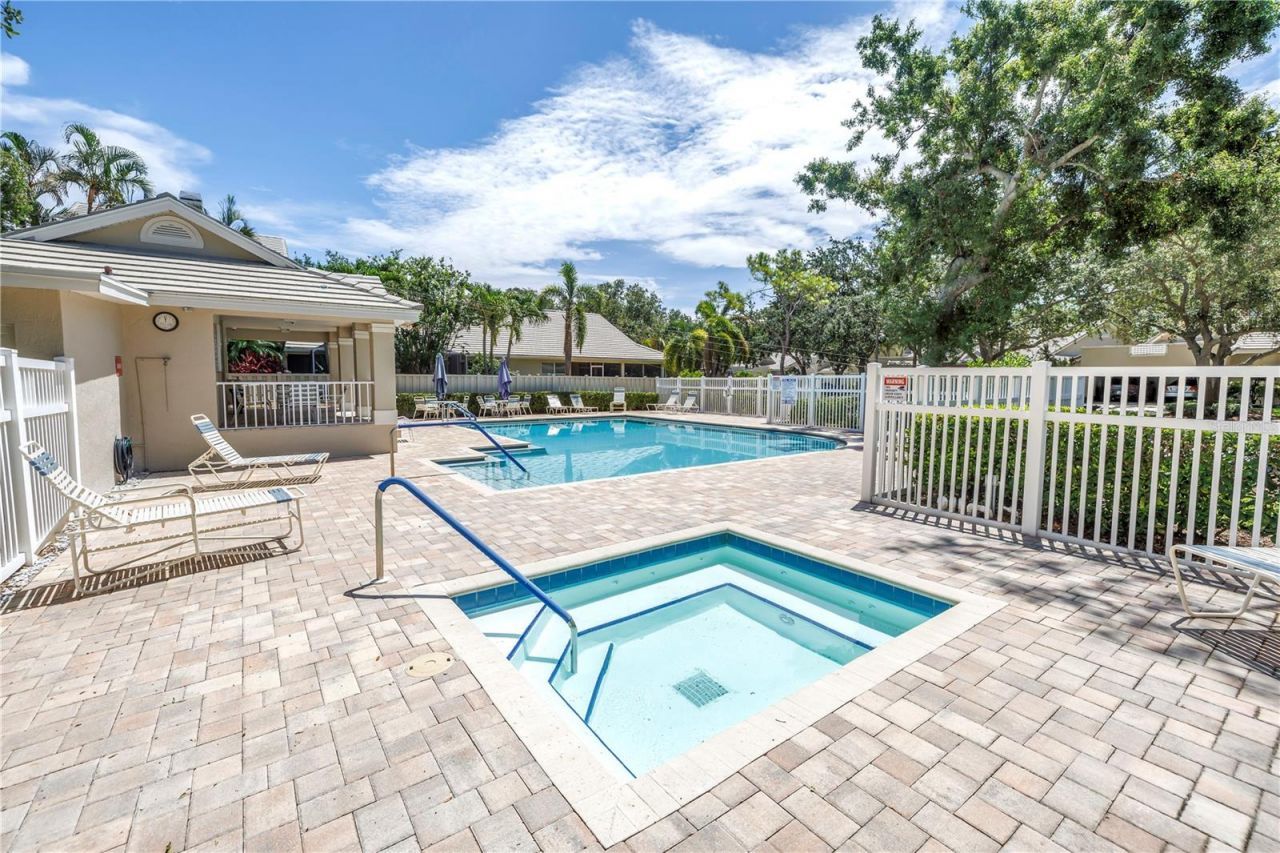 5090 White Pine Circle Ne, Saint Petersburg, FL 33702 Photo