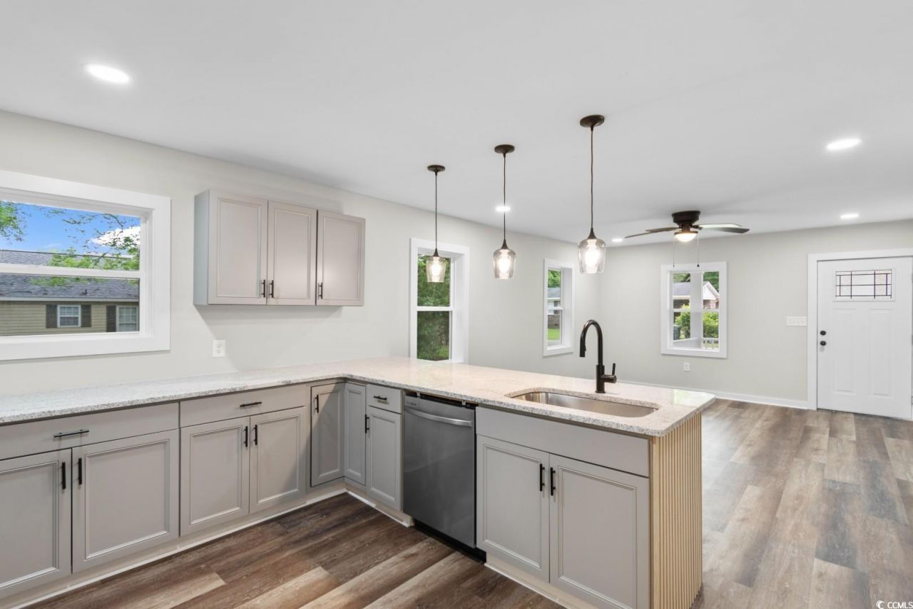 1712 Singleton St. Photo 6