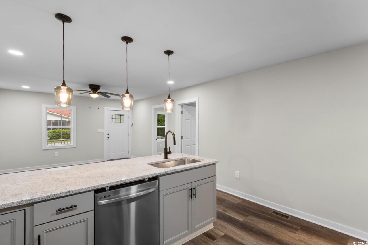 1712 Singleton St. Photo 8