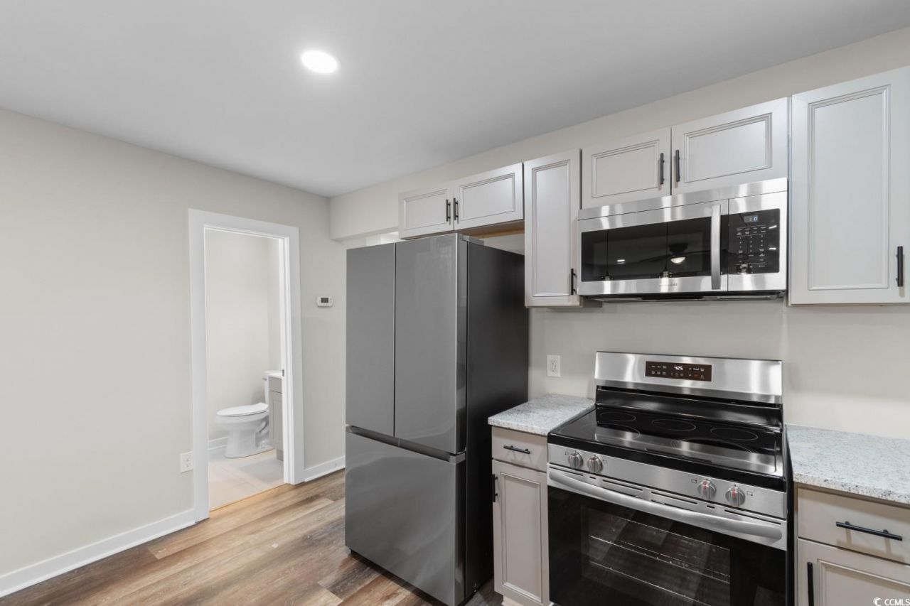 1712 Singleton St. Photo 9