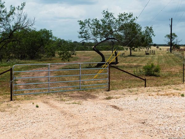 310 western, Leesville, TX 78122