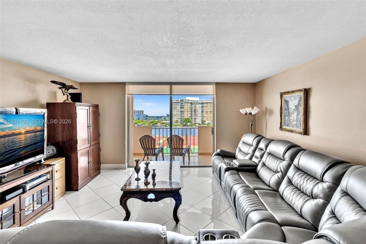 1865 S Ocean Dr, Unit 5J, Hallandale Beach, FL 33009 Photo