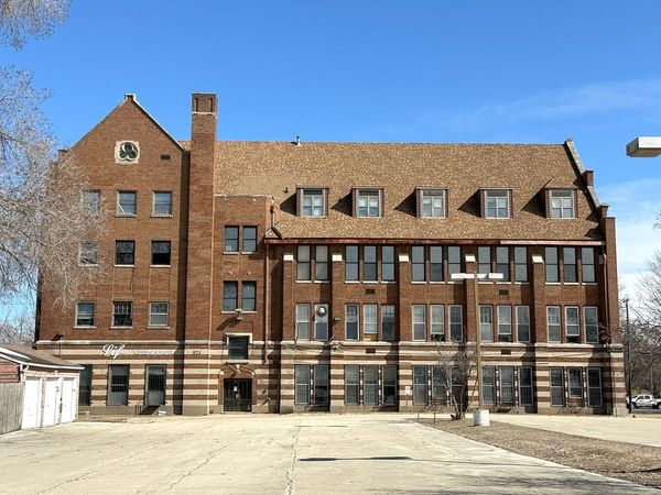 921 W State St, Rockford, IL 61102