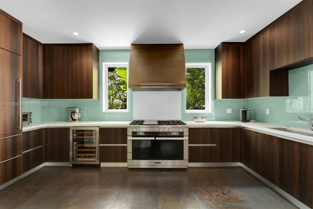 6165 Pine Tree Dr, Miami Beach, FL 33140 Photo