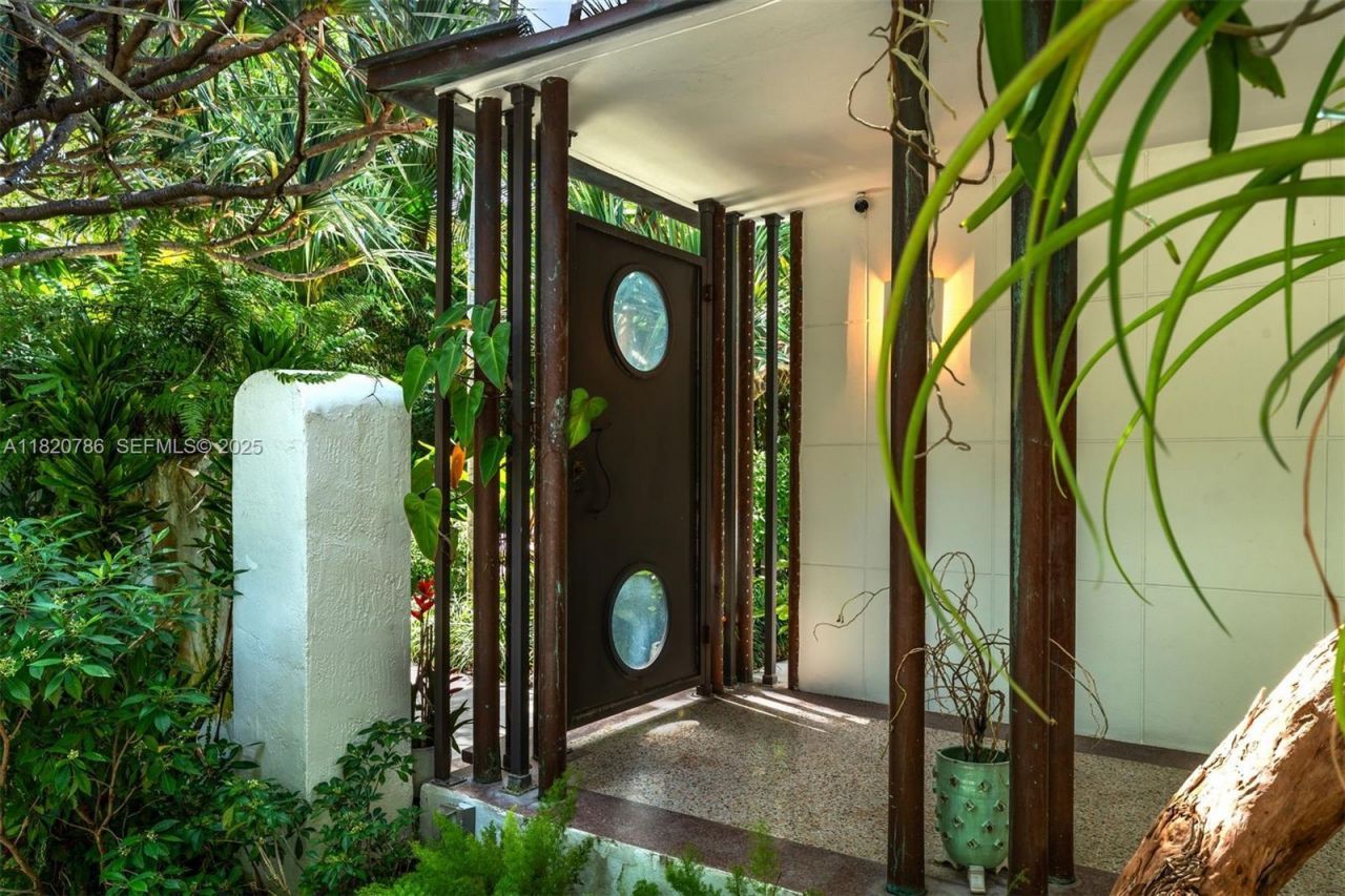 6165 Pine Tree Dr, Miami Beach, FL 33140 Photo