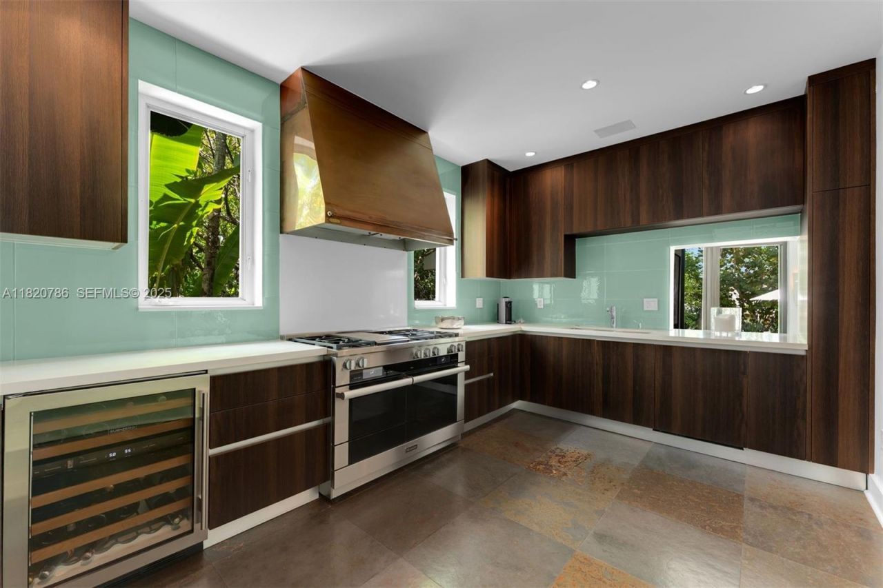 6165 Pine Tree Dr, Miami Beach, FL 33140 Photo