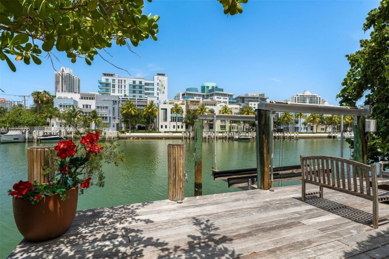 6165 Pine Tree Dr, Miami Beach, FL 33140 Photo