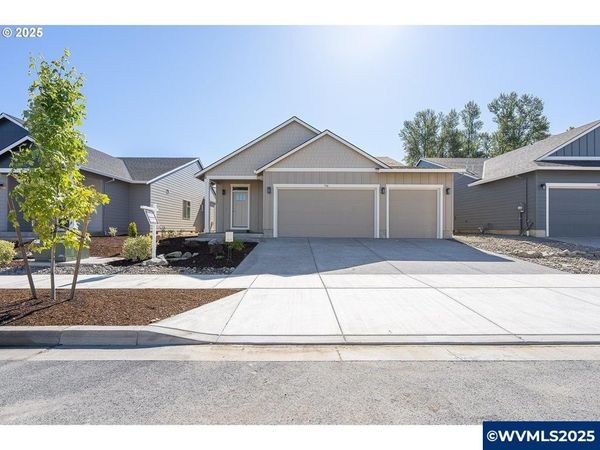 714 Tigerlily St, Silverton, OR 97381