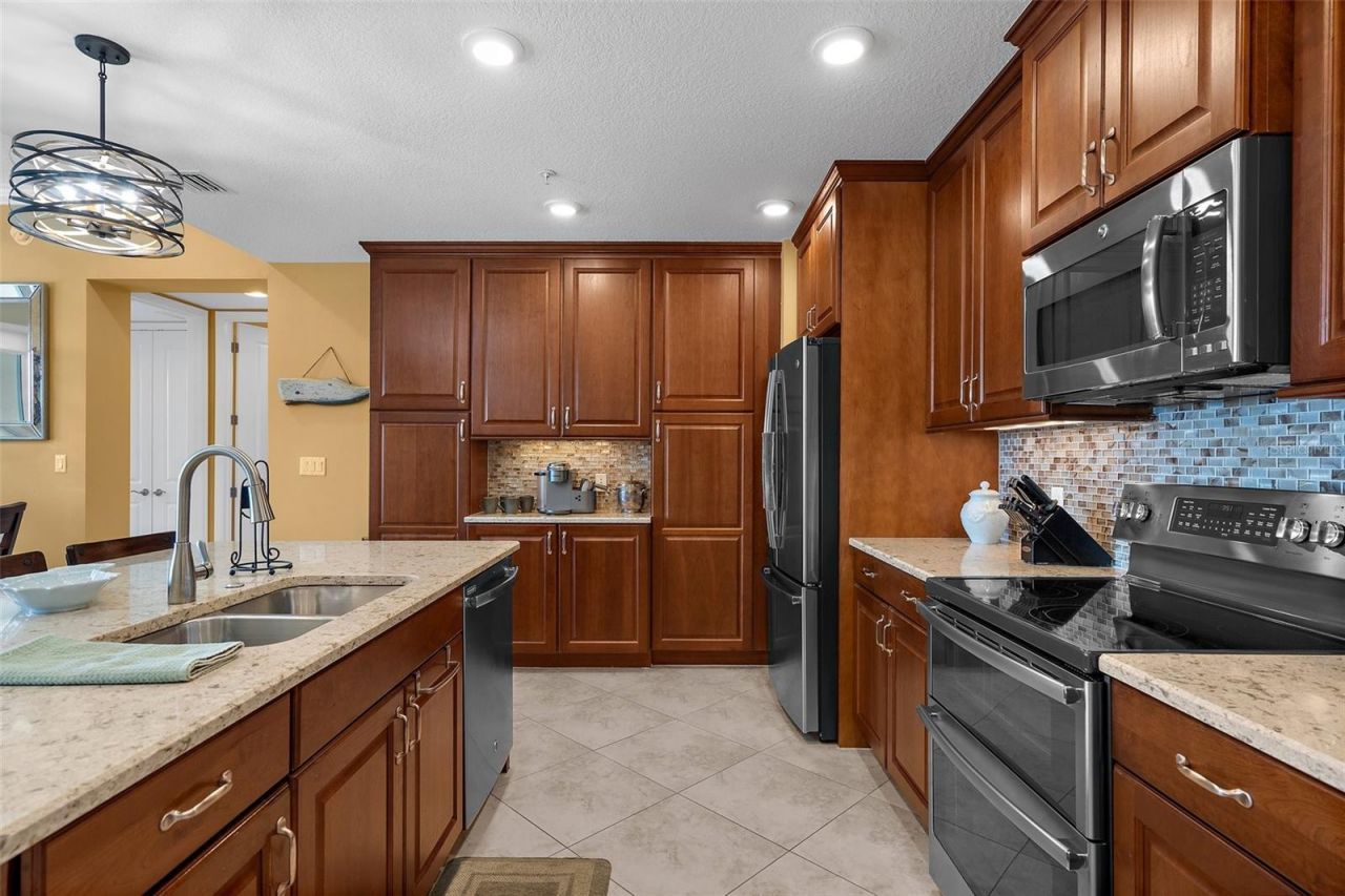 395 Aruba Circle, Unit 401, Bradenton, FL 34209 Photo