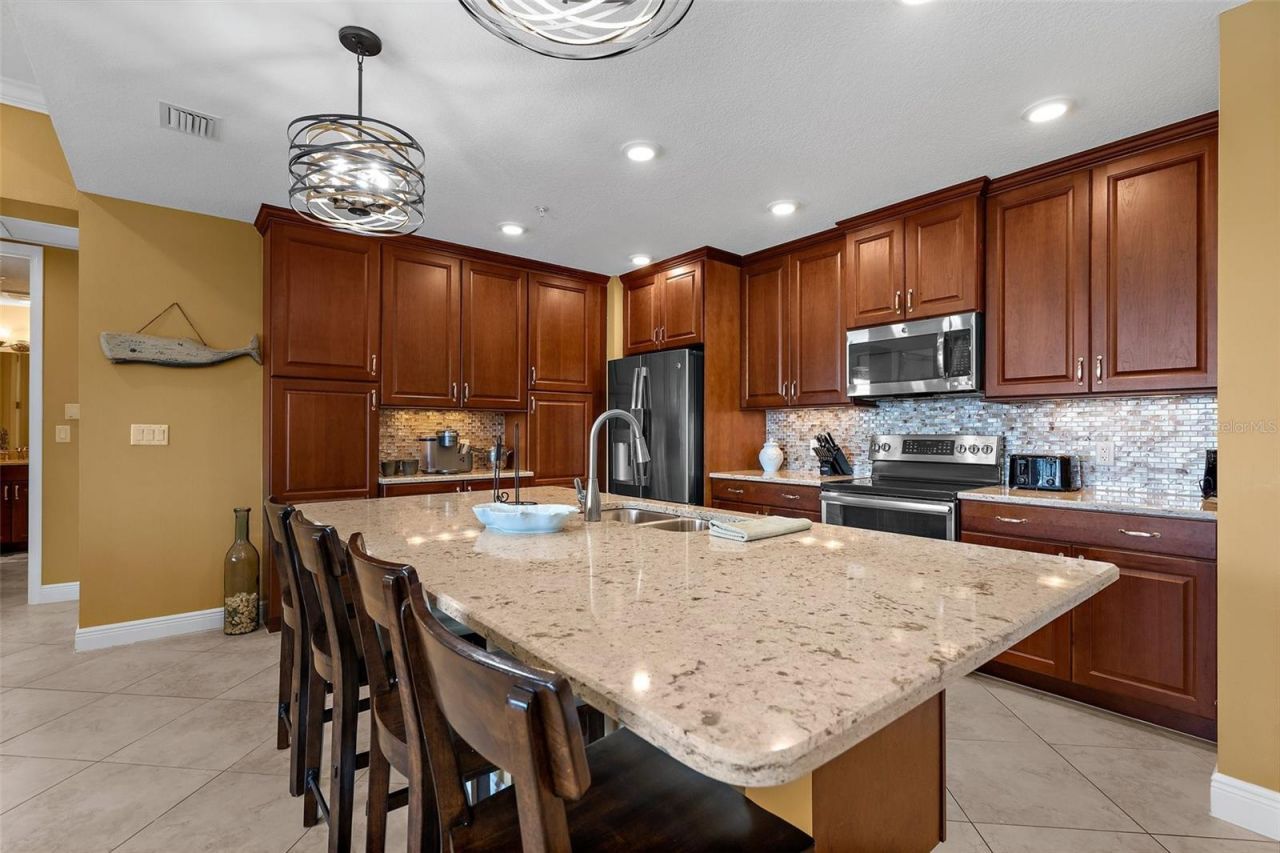 395 Aruba Circle, Unit 401, Bradenton, FL 34209 Photo