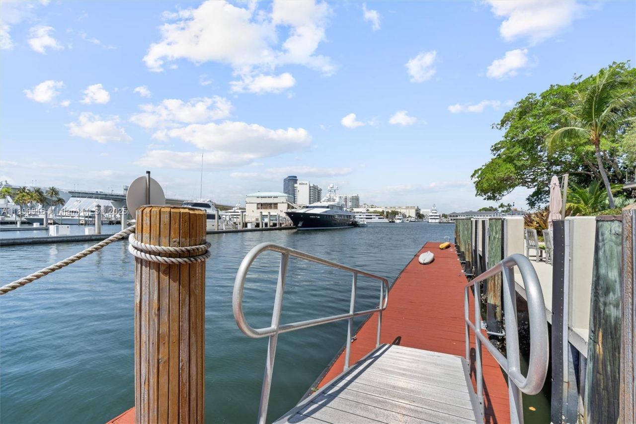 2500 Mercedes Dr, Fort Lauderdale, FL 33316 Photo