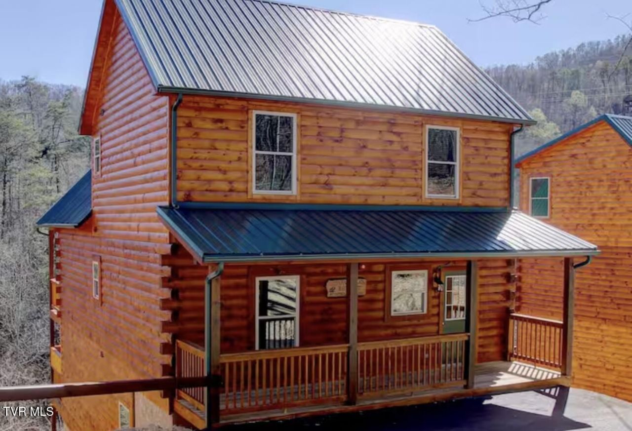 817 String Run Way Pigeon Forge, TN 37863