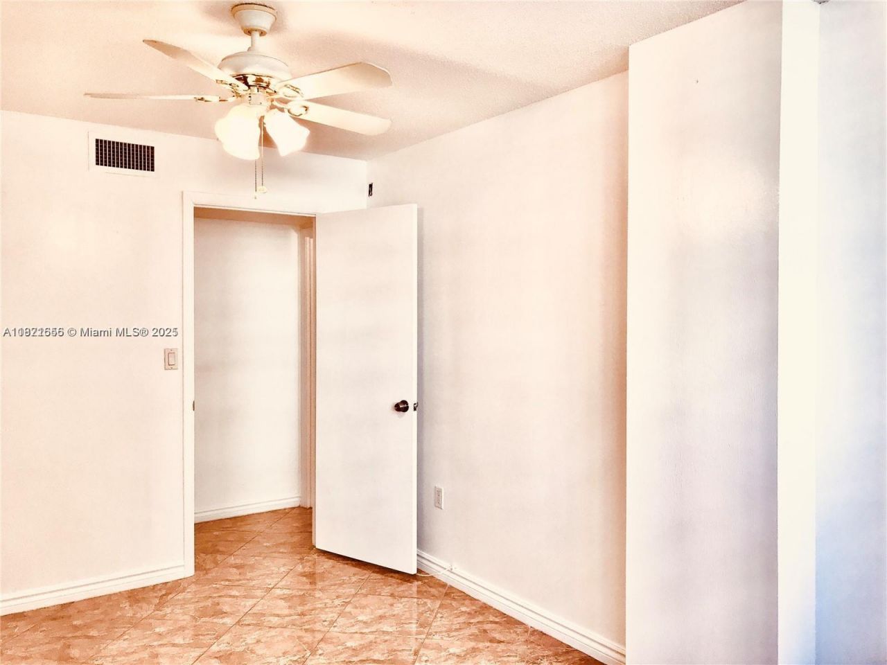 1833 S Ocean Dr, Unit 305, Hallandale Beach, FL 33009 Photo