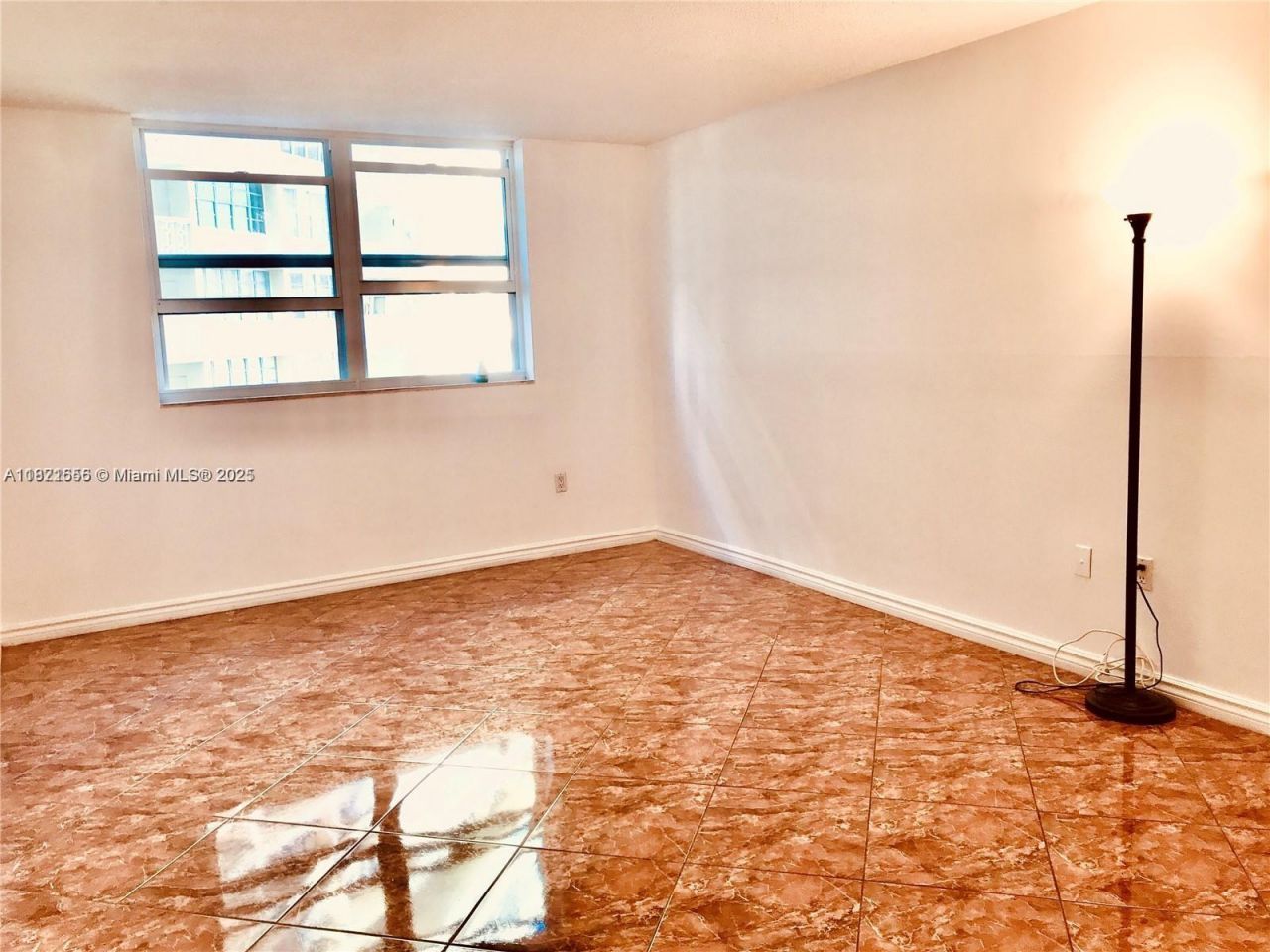 1833 S Ocean Dr, Unit 305, Hallandale Beach, FL 33009 Photo