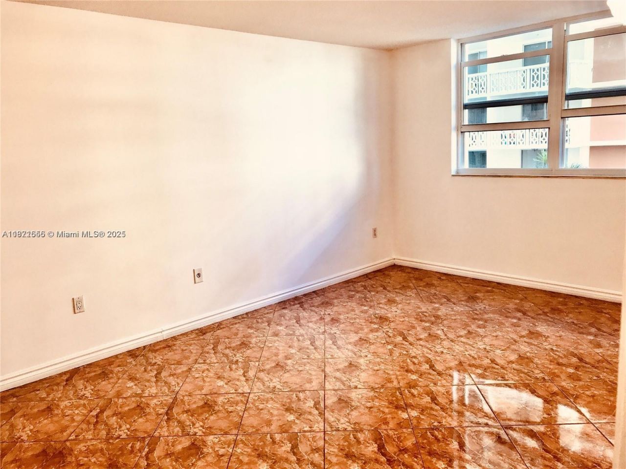 1833 S Ocean Dr, Unit 305, Hallandale Beach, FL 33009 Photo