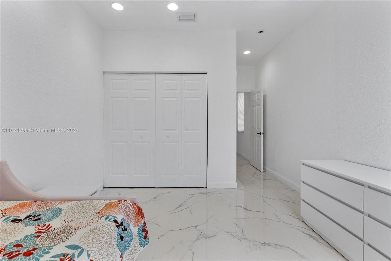 1382 Harbor Vw W, Hollywood, FL 33019 Photo