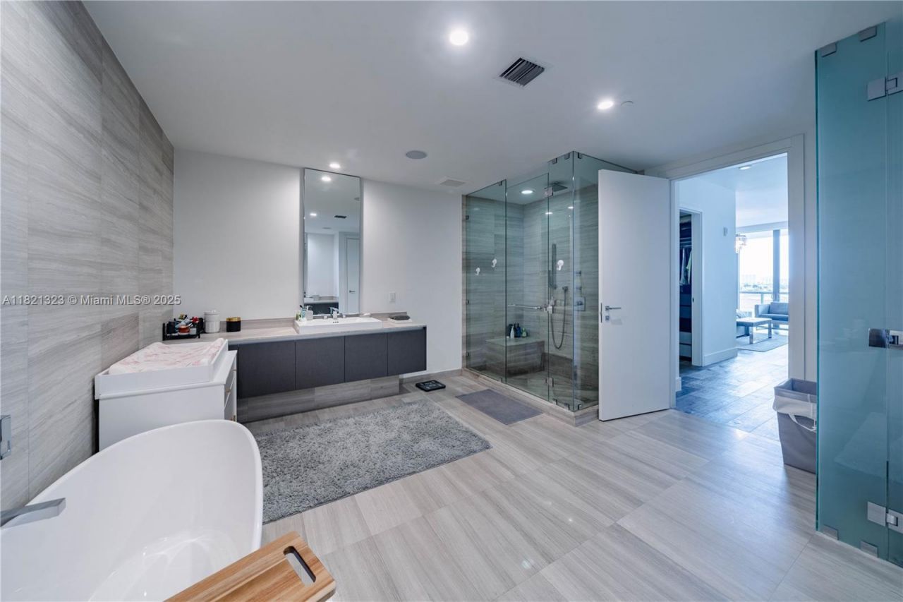 3250 NE 188th St, Unit 606, Aventura, FL 33180 Photo