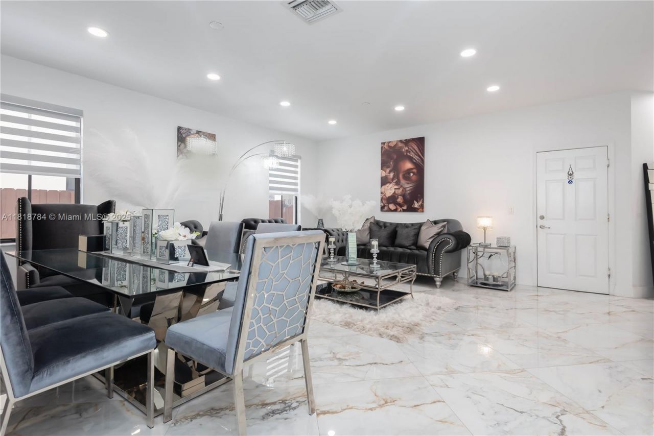 8885 NW 100th Pl, Doral, FL 33178 Photo