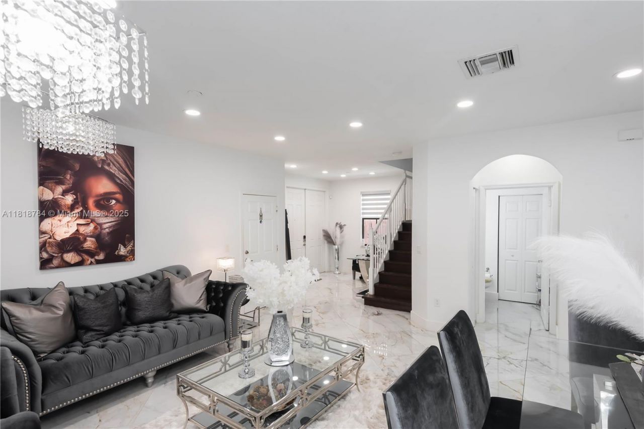 8885 NW 100th Pl, Doral, FL 33178 Photo