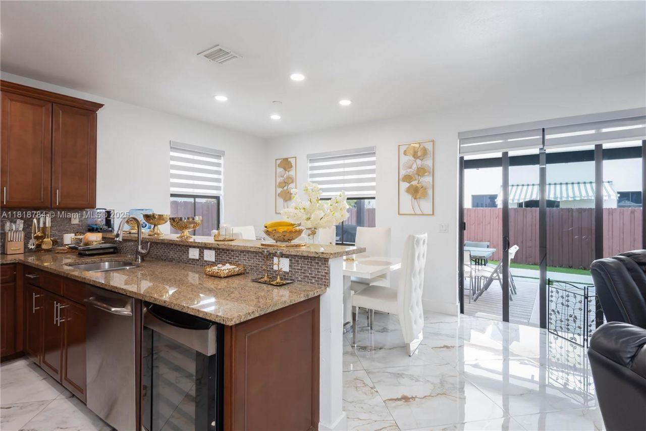 8885 NW 100th Pl, Doral, FL 33178 Photo