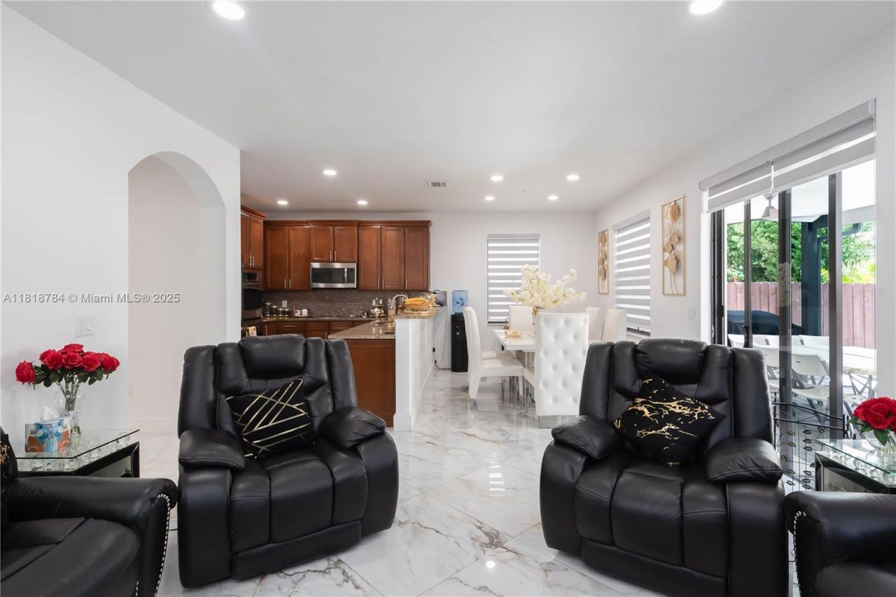 8885 NW 100th Pl, Doral, FL 33178 Photo