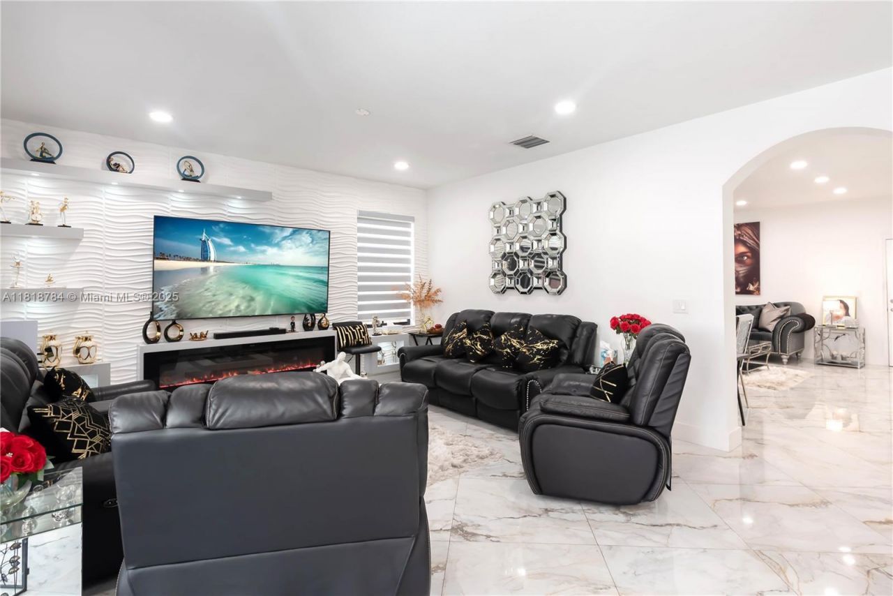 8885 NW 100th Pl, Doral, FL 33178 Photo