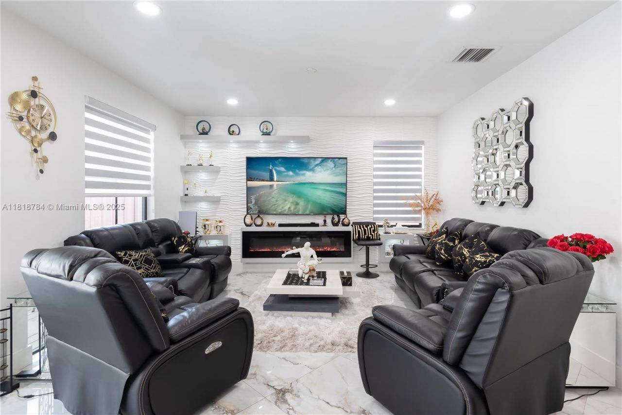 8885 NW 100th Pl, Doral, FL 33178 Photo