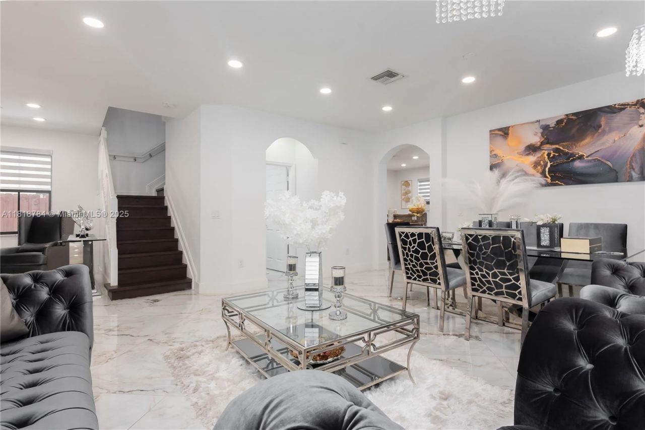 8885 NW 100th Pl, Doral, FL 33178 Photo