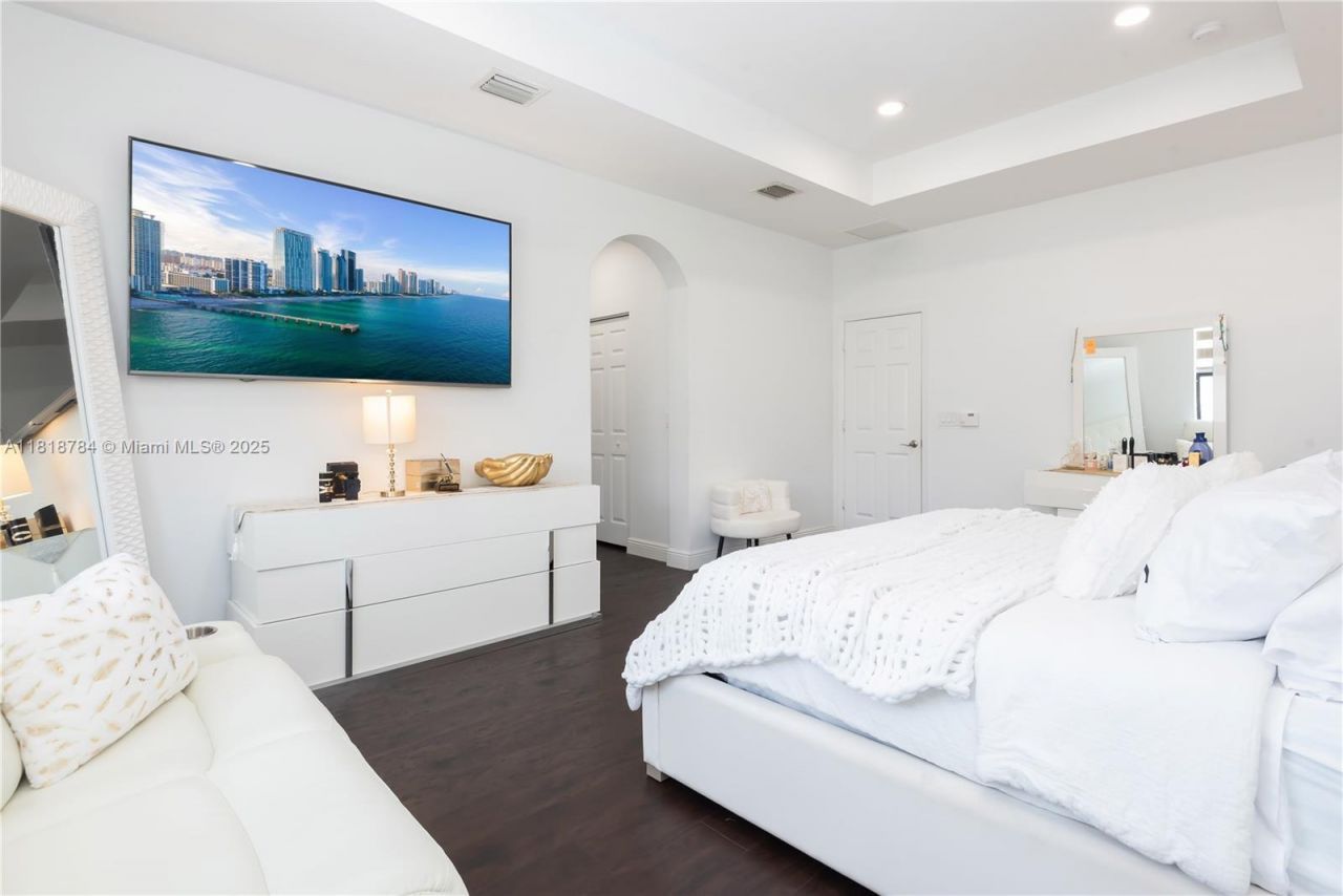 8885 NW 100th Pl, Doral, FL 33178 Photo