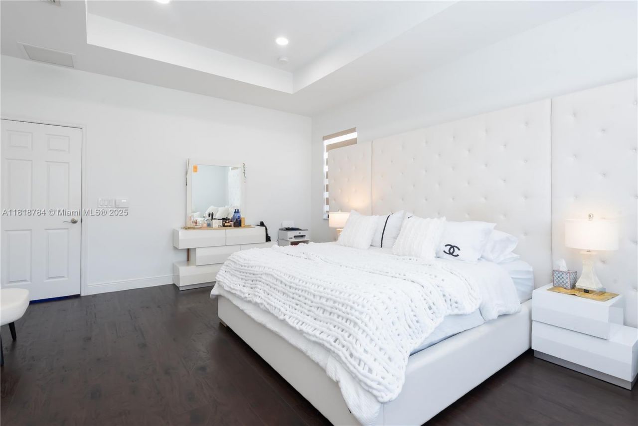 8885 NW 100th Pl, Doral, FL 33178 Photo