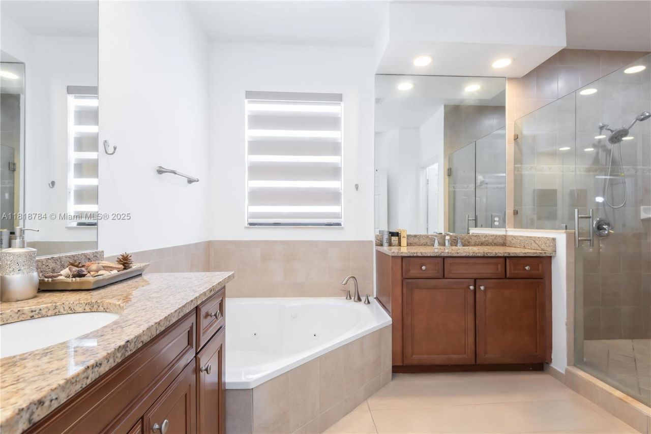 8885 NW 100th Pl, Doral, FL 33178 Photo