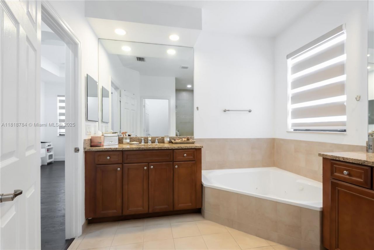 8885 NW 100th Pl, Doral, FL 33178 Photo