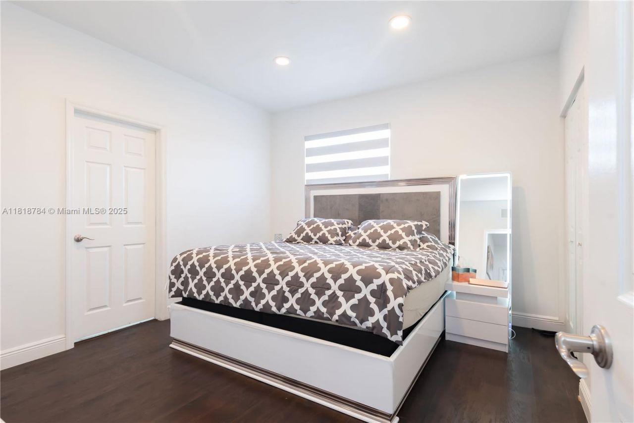 8885 NW 100th Pl, Doral, FL 33178 Photo