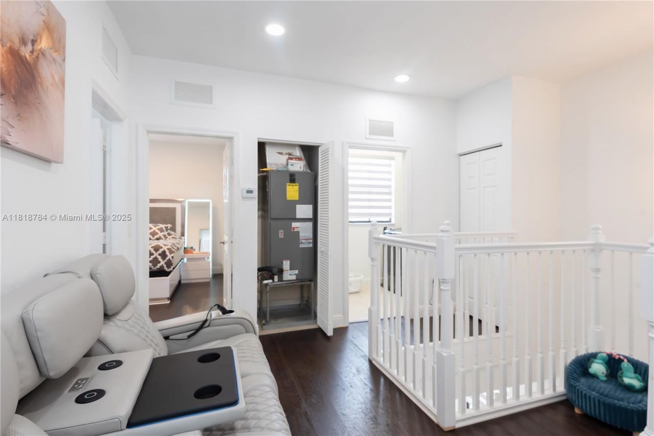 8885 NW 100th Pl, Doral, FL 33178 Photo