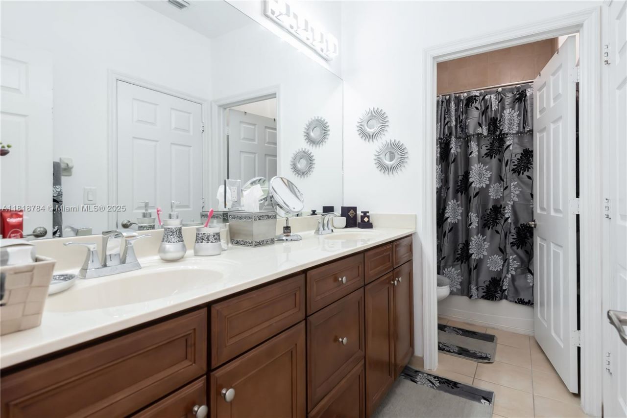 8885 NW 100th Pl, Doral, FL 33178 Photo