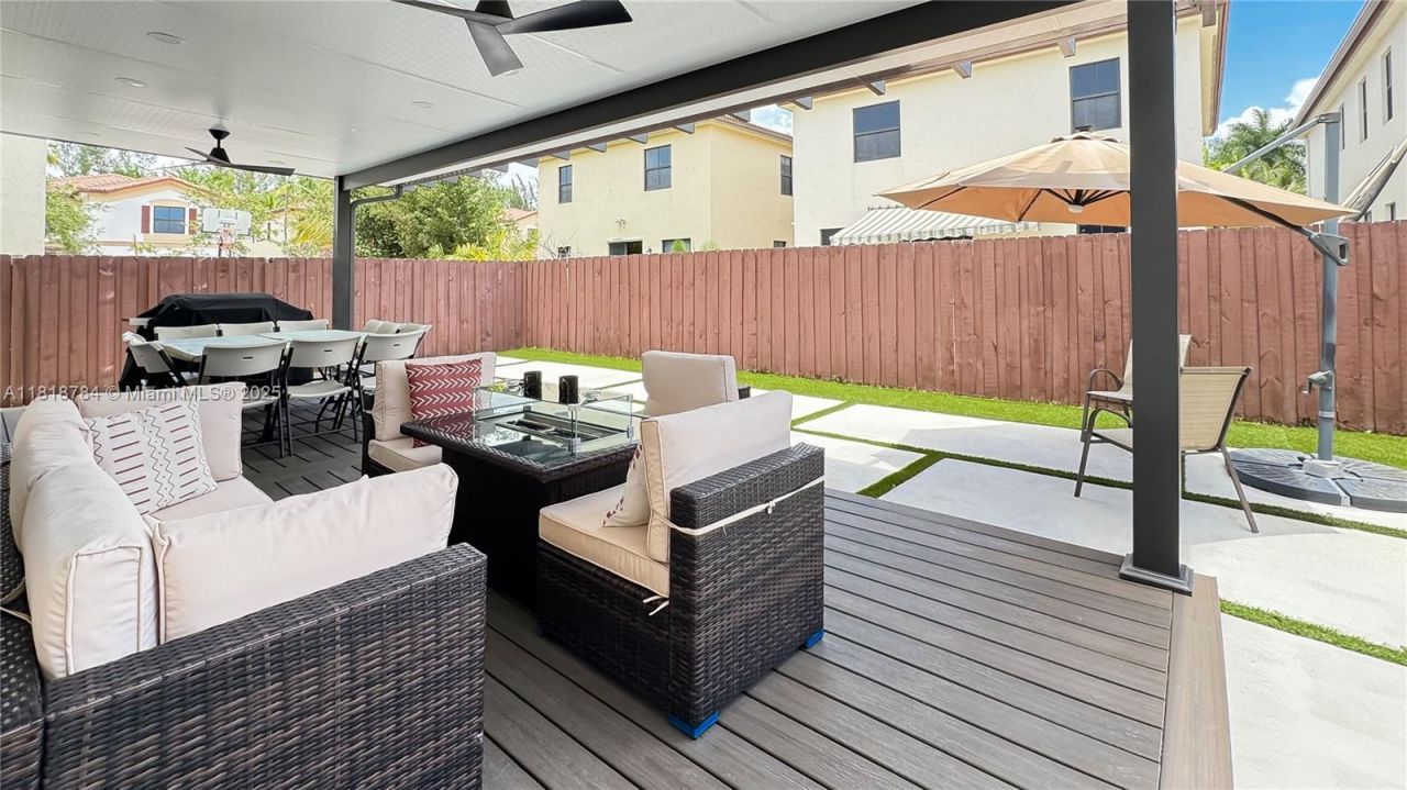 8885 NW 100th Pl, Doral, FL 33178 Photo