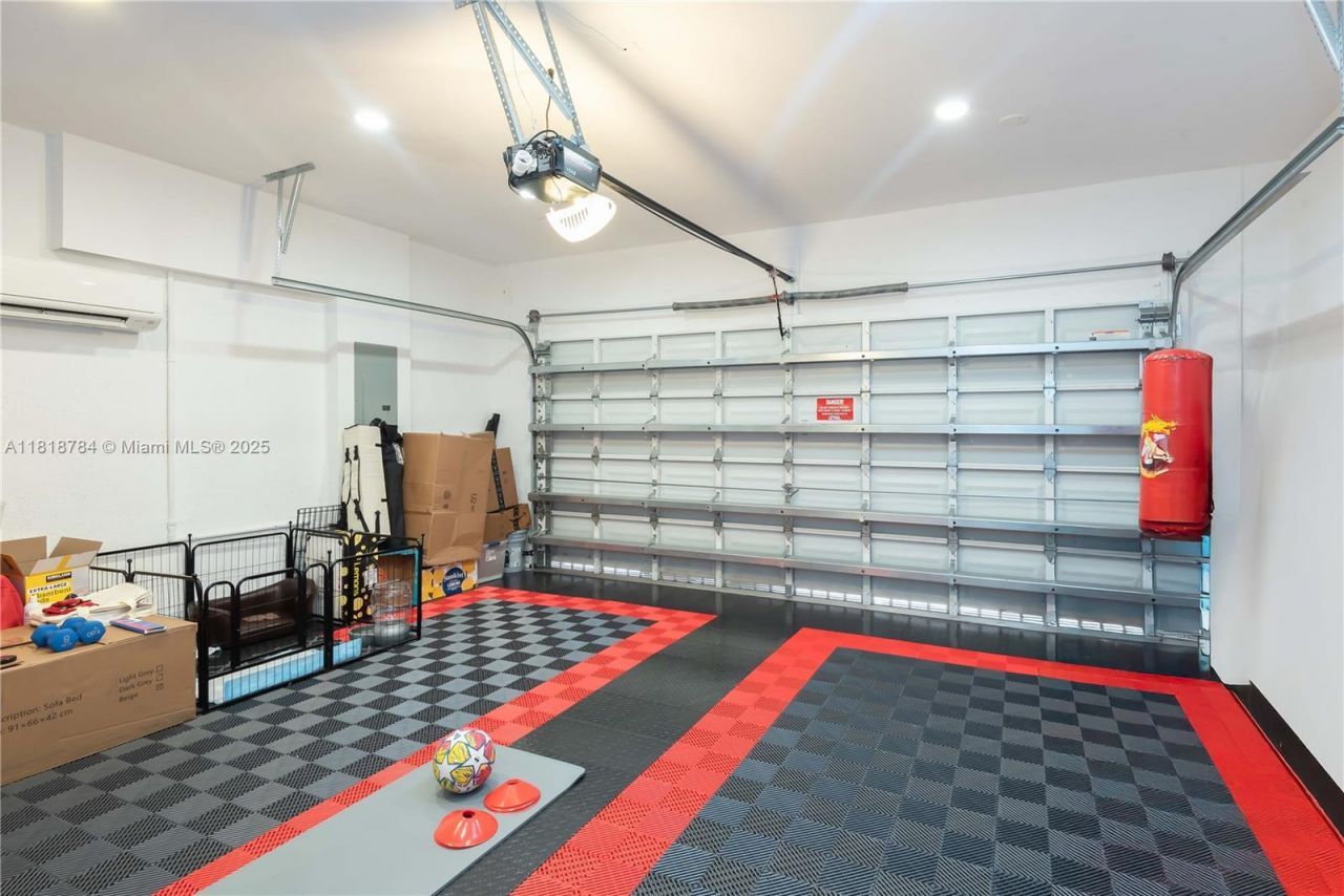 8885 NW 100th Pl, Doral, FL 33178 Photo