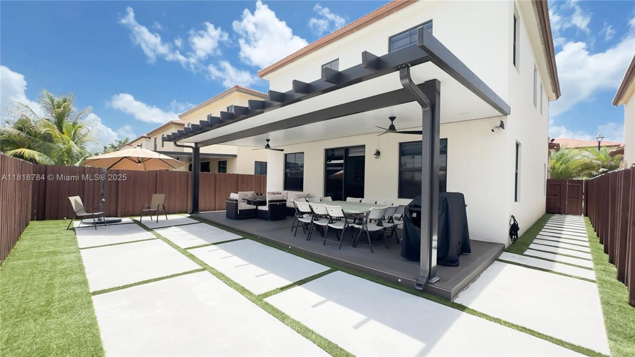 8885 NW 100th Pl, Doral, FL 33178 Photo