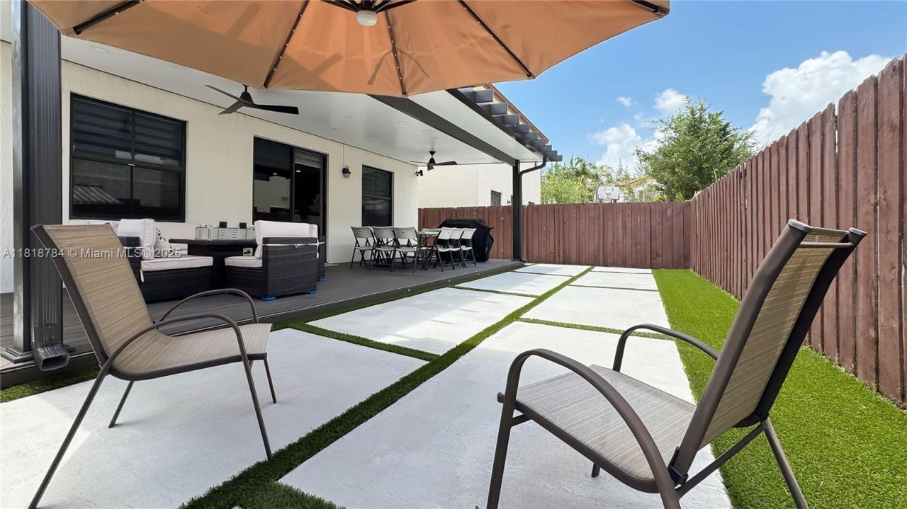 8885 NW 100th Pl, Doral, FL 33178 Photo