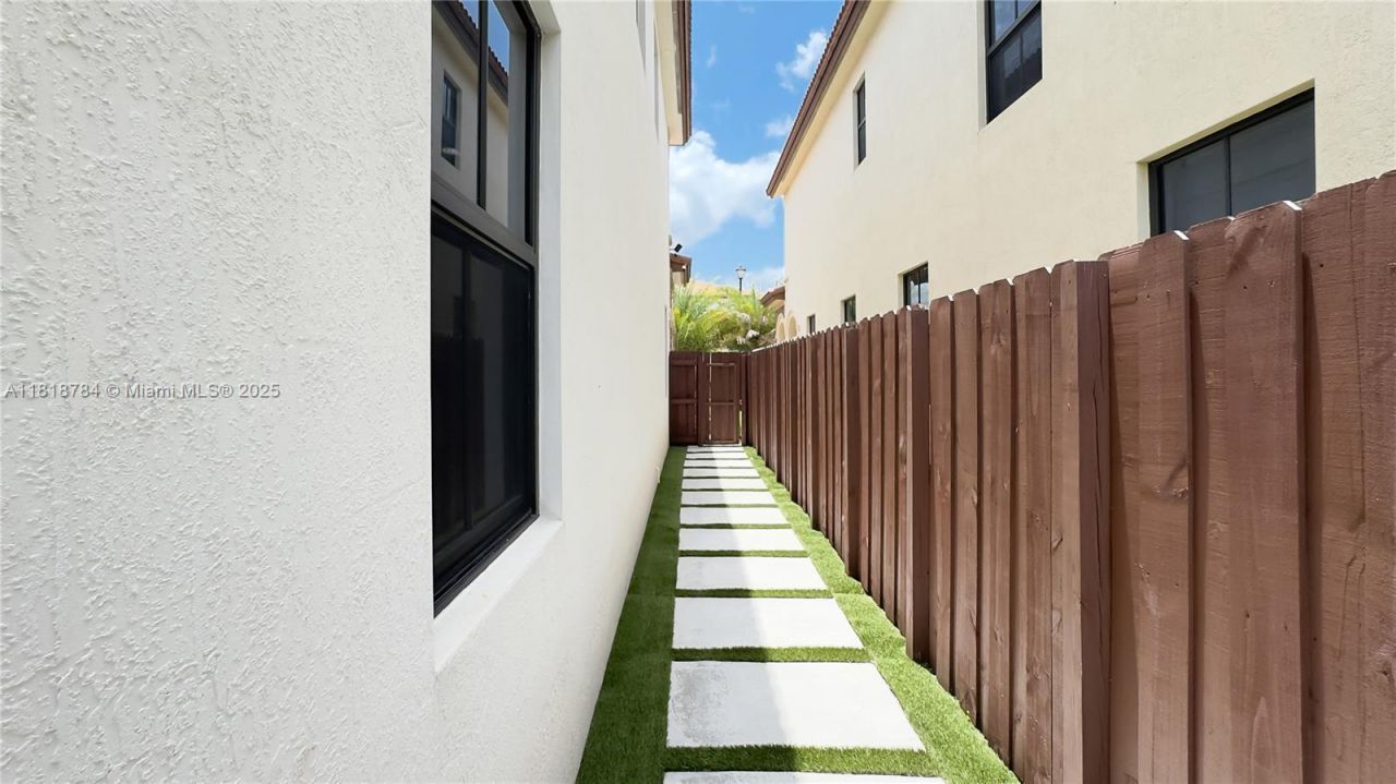 8885 NW 100th Pl, Doral, FL 33178 Photo